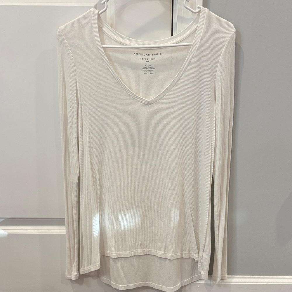 American Eagle Outfitters Cream Long Sleeve V-Neck Tee